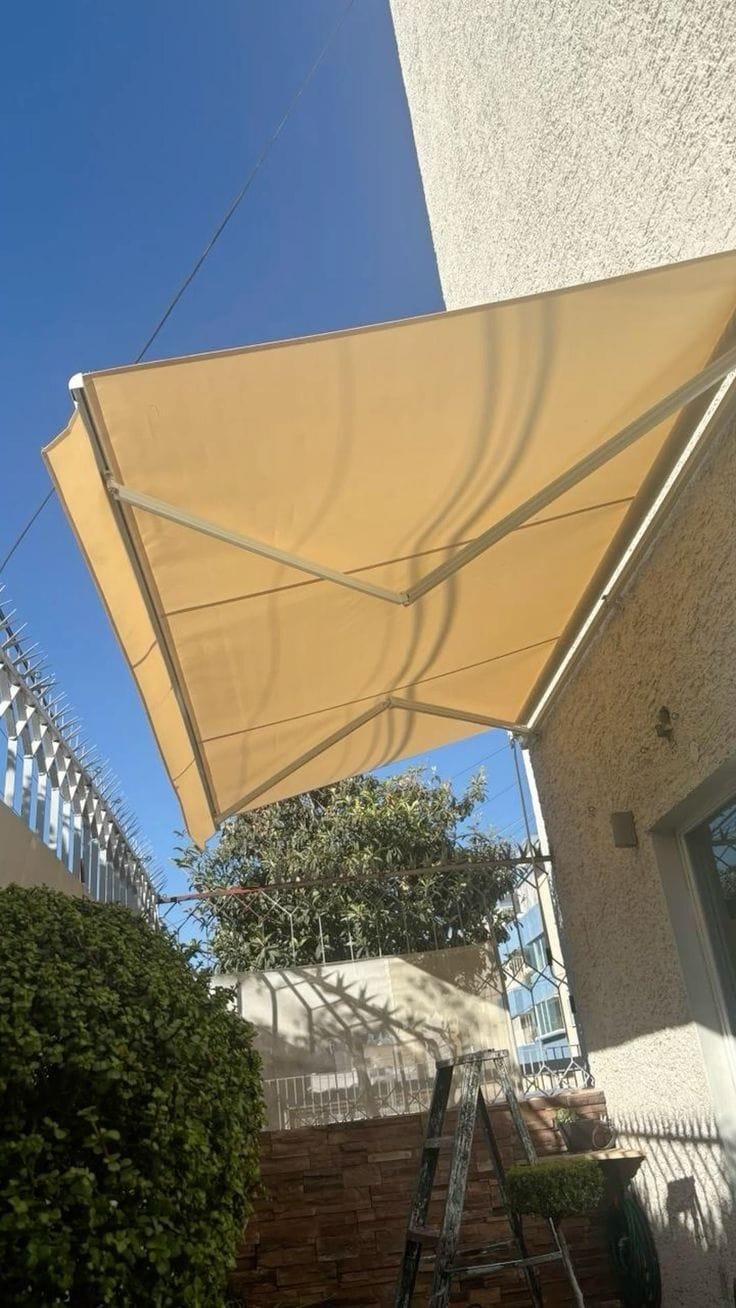 Jenis Kain Awning Terbaik: Sunbrella, Dickson & Recasens